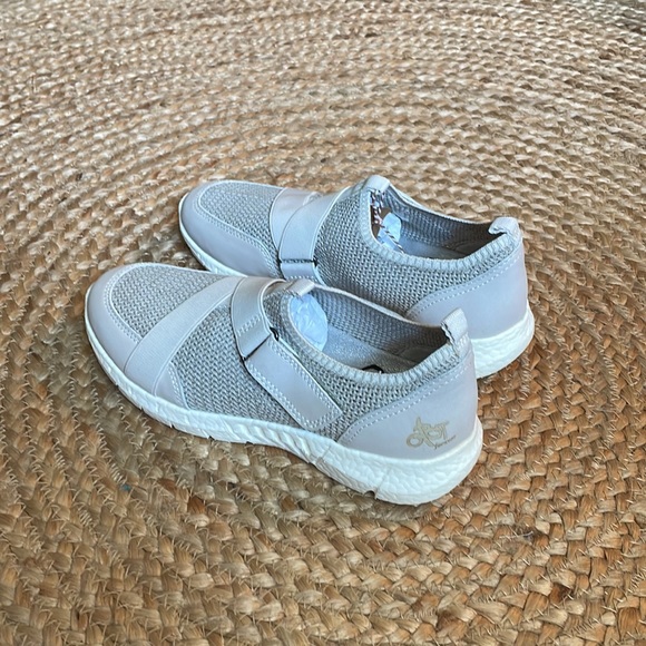 OTBT Vicky in Dove. NWB. So comfortable. - Picture 9 of 11